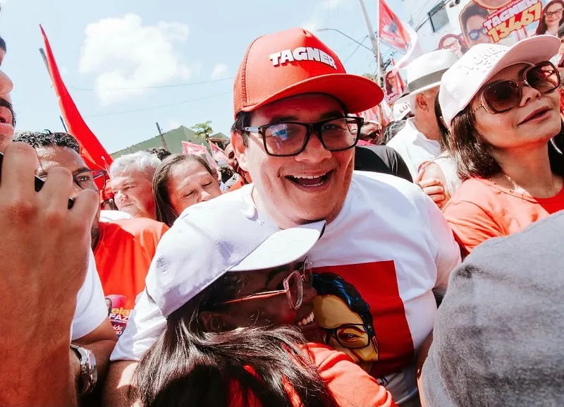 Tagner Cerqueira participa de caminhada com apoiadores após desfiles cívicos em Camaçari