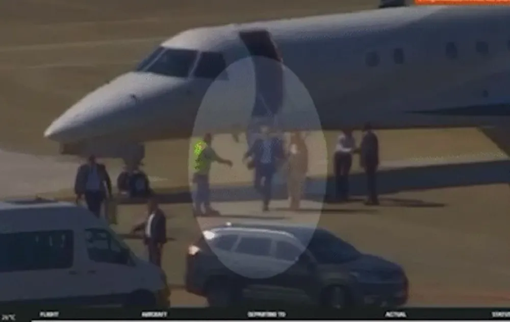Imagens mostram Moraes em jatinho de Vorcaro após contrato de R$ 50 milhões. Veja vídeo 
