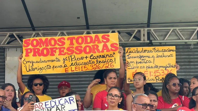 Protesto marca desfile de 268 anos de Camaçari, e secretário da Educação promete enquadramento para 2027