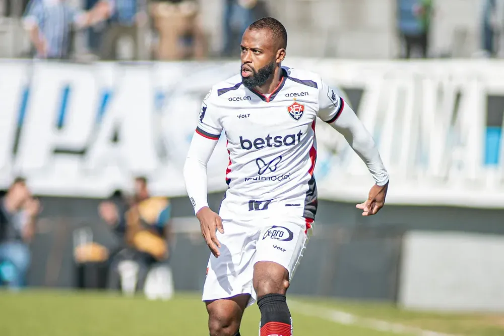Ex-zagueiro do Vitória marca gol contra bizarro em jogo da Série B