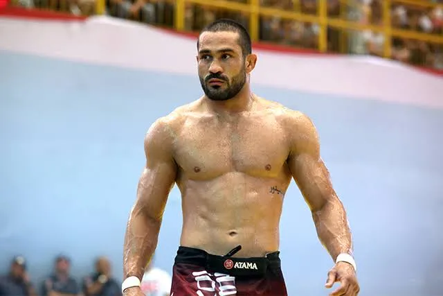 AVC ou infarto? Estrela brasileira do UFC sofre mal súbito em luta