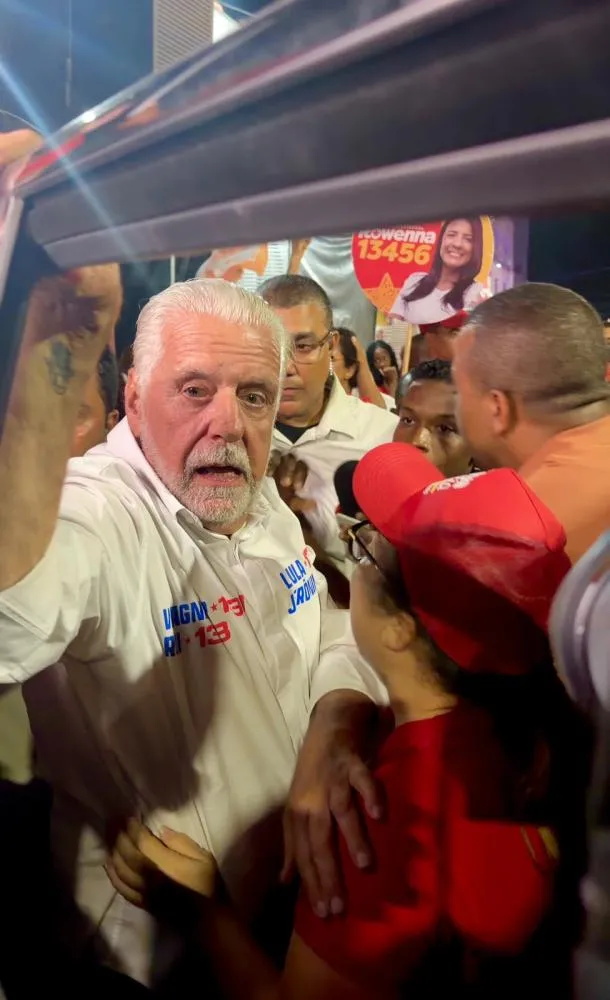 Jaques Wagner evita imprensa em Mata de São João e manda recado sobre caso Master: “Eu não vou falar”