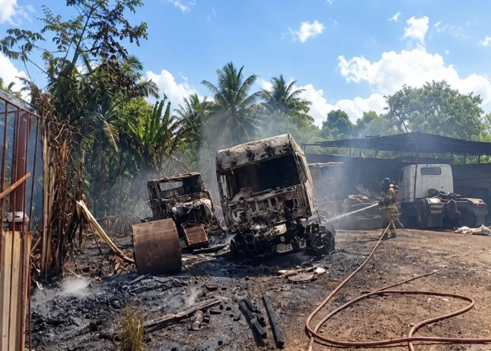 Incêndio atinge três carretas em oficina às margens da BA-093 em Camaçari
