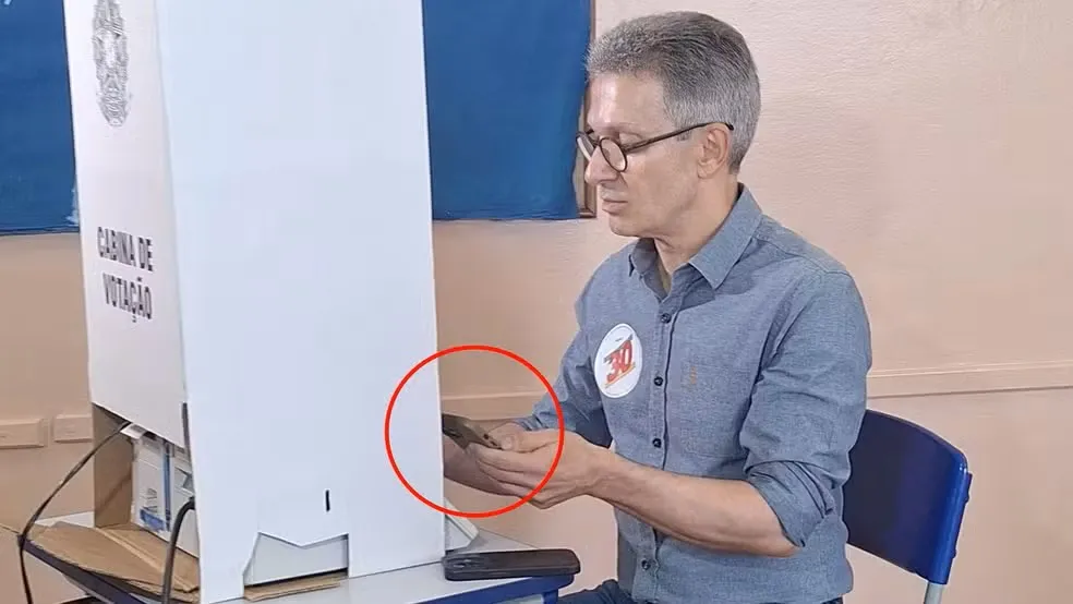 MP Eleitoral aciona Justiça após Zema usar celular na cabine de votação