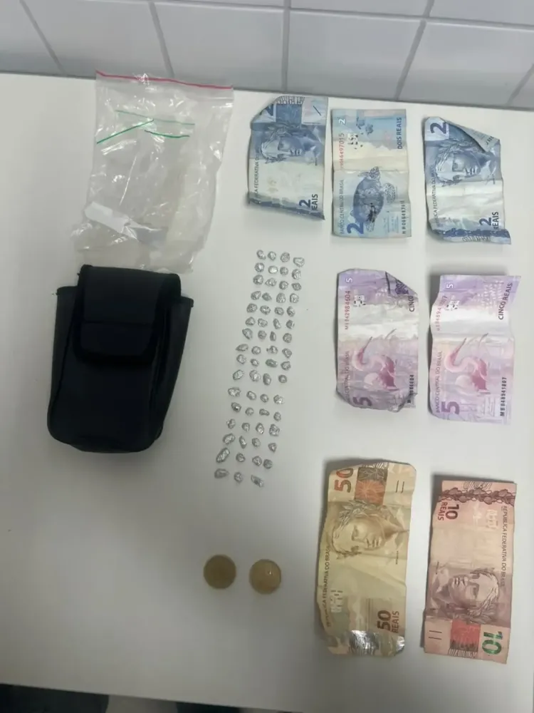 PM apreende 63 porções de substância semelhante a crack no Centro de Camaçari