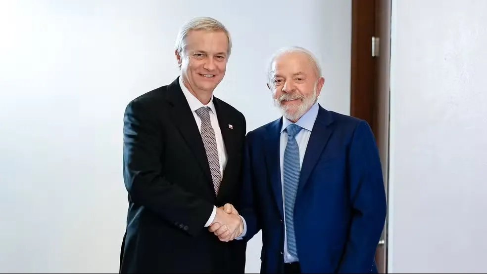 Kast, o presidente eleito do Chile, e o presidente Luiz Inácio Lula da Silva, em reunião no Panamá — Foto: Divulgação/ PR