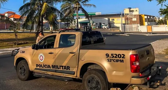 Polícia conduz dois suspeitos e recupera moto roubada e celulares em Lauro de Freitas